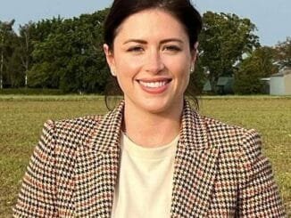Chloe Melas Photo